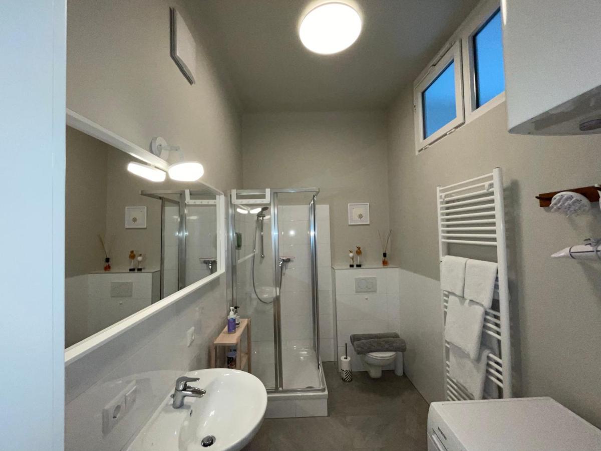 White Flat By Grazrentals With Cool Location & Free Parking מראה חיצוני תמונה
